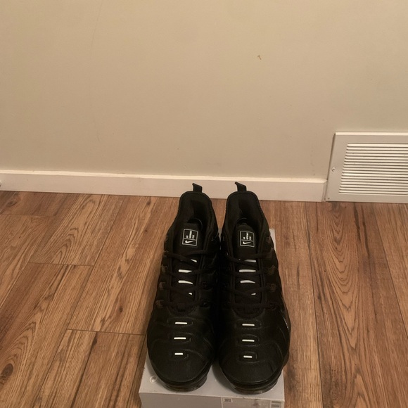 size 12 NIKE AIR VAPORMAX PLUS BLACK / BLACK - DARK GREY - Picture 7 of 8